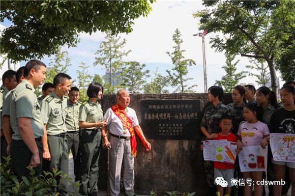 抗战老兵周凤岐在常德会战碉堡群前讲述抗战历史.图片来源:常德文明网