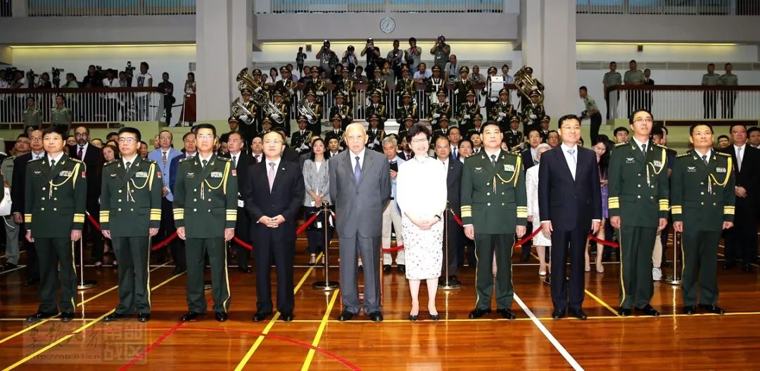 特派员谢锋,中国人民解放军驻香港部队司令员谭本宏和政委蔡永中担