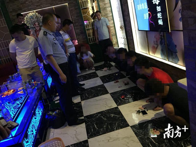 于当晚23时许突袭该ktv 当场查获8名吸毒人员,缴获"开心水(冰毒和