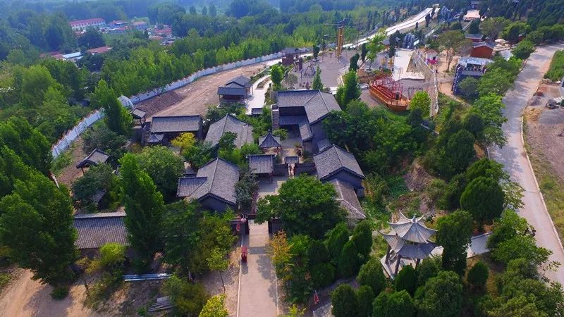 昆山景区内还拥有千年古刹月岩寺,钟楼,祝家庄,宋家庄等众多景点.