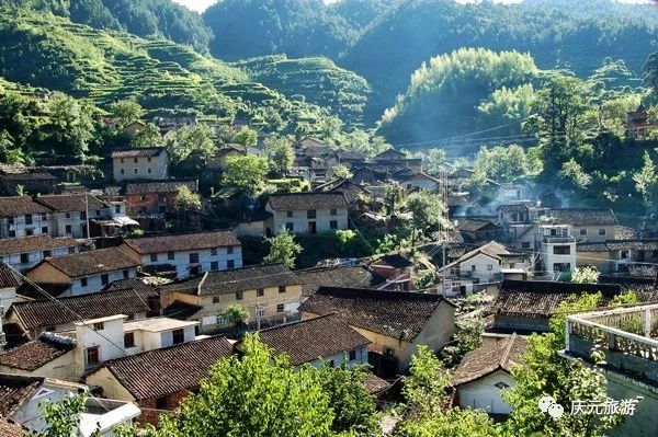 高峰百山祖国家级自然保护区中,与景宁英川镇接壤,与龙泉市龙南乡毗邻