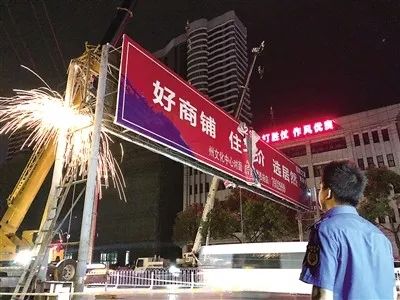 建设需要等各种原因,广告业主先后在恩施城区设置近20块跨街广告牌