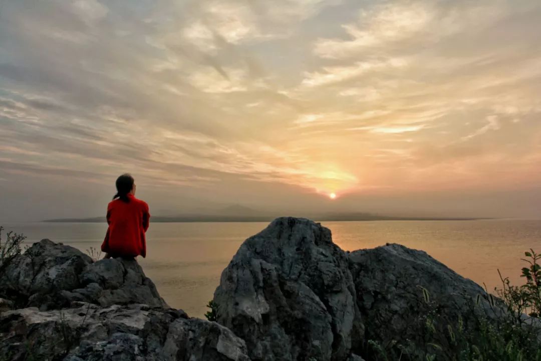 一个人的时候,静静地坐在水边,任思绪无限蔓延…… 远方的你,还好吗?