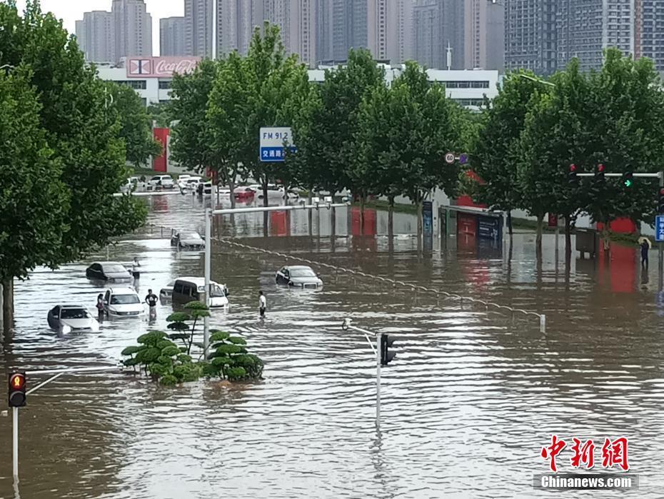 河南郑州突降暴雨 道路积水车辆行人受困