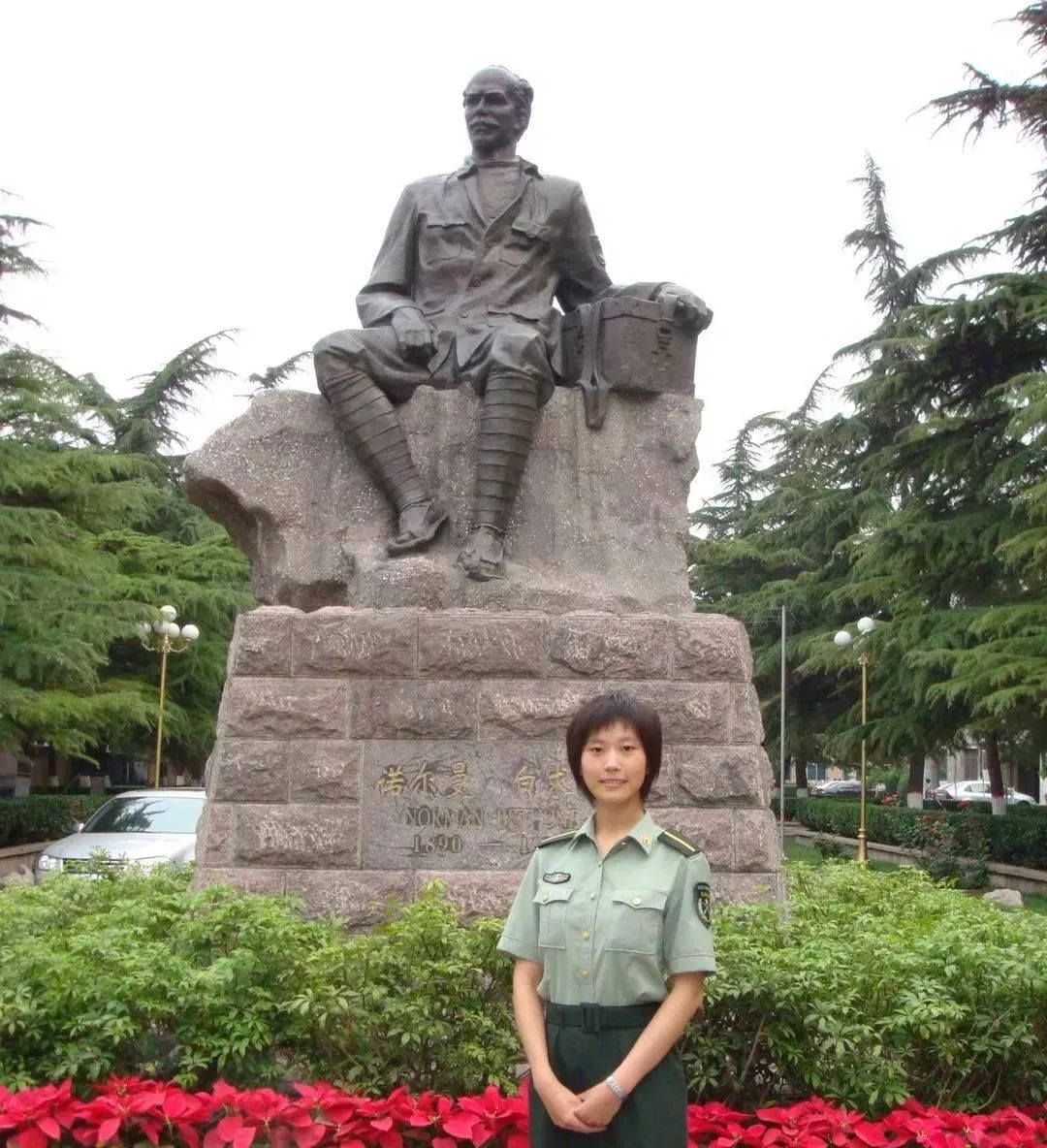 2006年9月,李晓冬考入白求恩军医学院,在学员七队学习护理学.