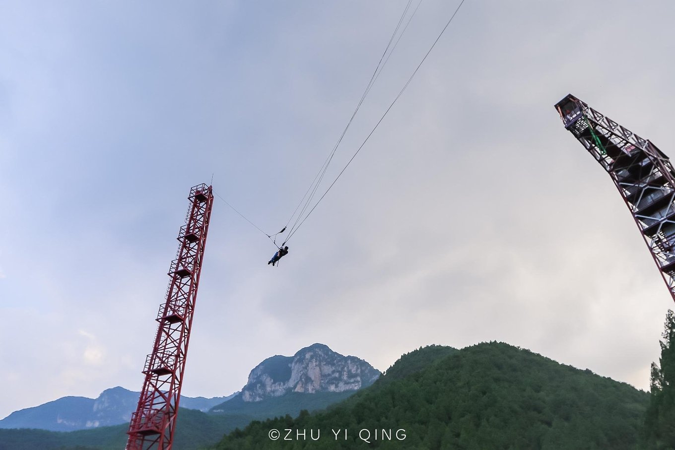 悬崖秋千高空蹦极空中飞人云丘山极限运动还可以这么玩