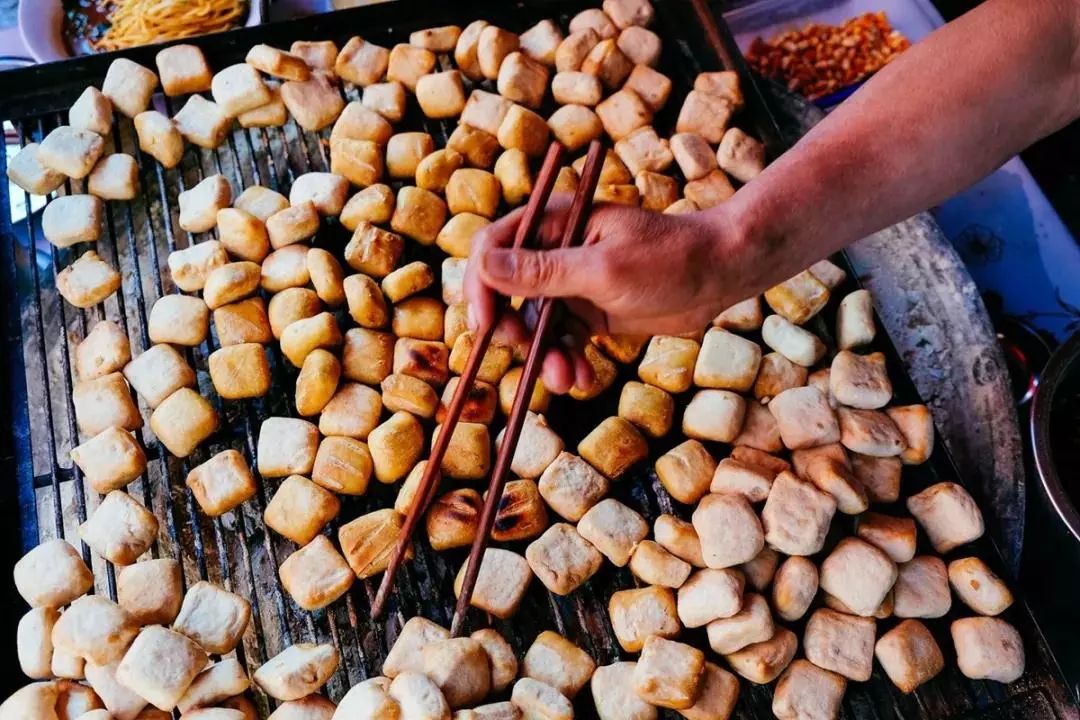 那就是做豆腐 做豆腐他们是专业的 建水豆腐美味的诀窍并非秘密,只需