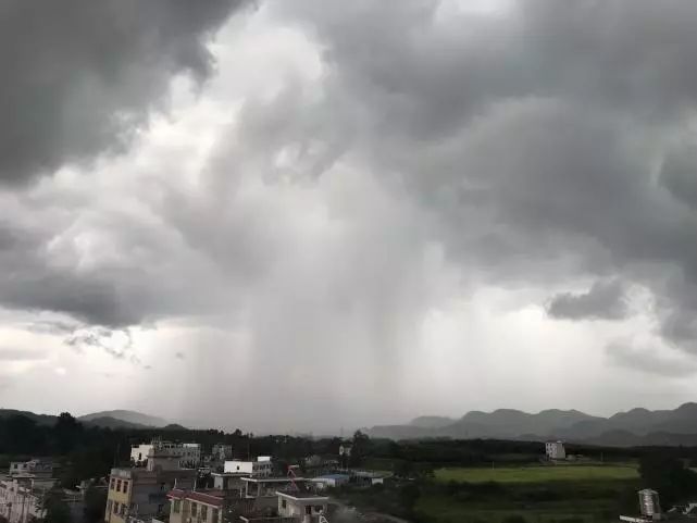 花垣县暴雨来之际,天空异象堪比好莱坞大片