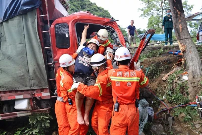 平果那豆路段发生交通事故,一货车侧翻两人被困.