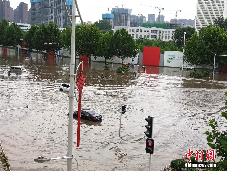 河南郑州突降暴雨 道路积水车辆行人受困