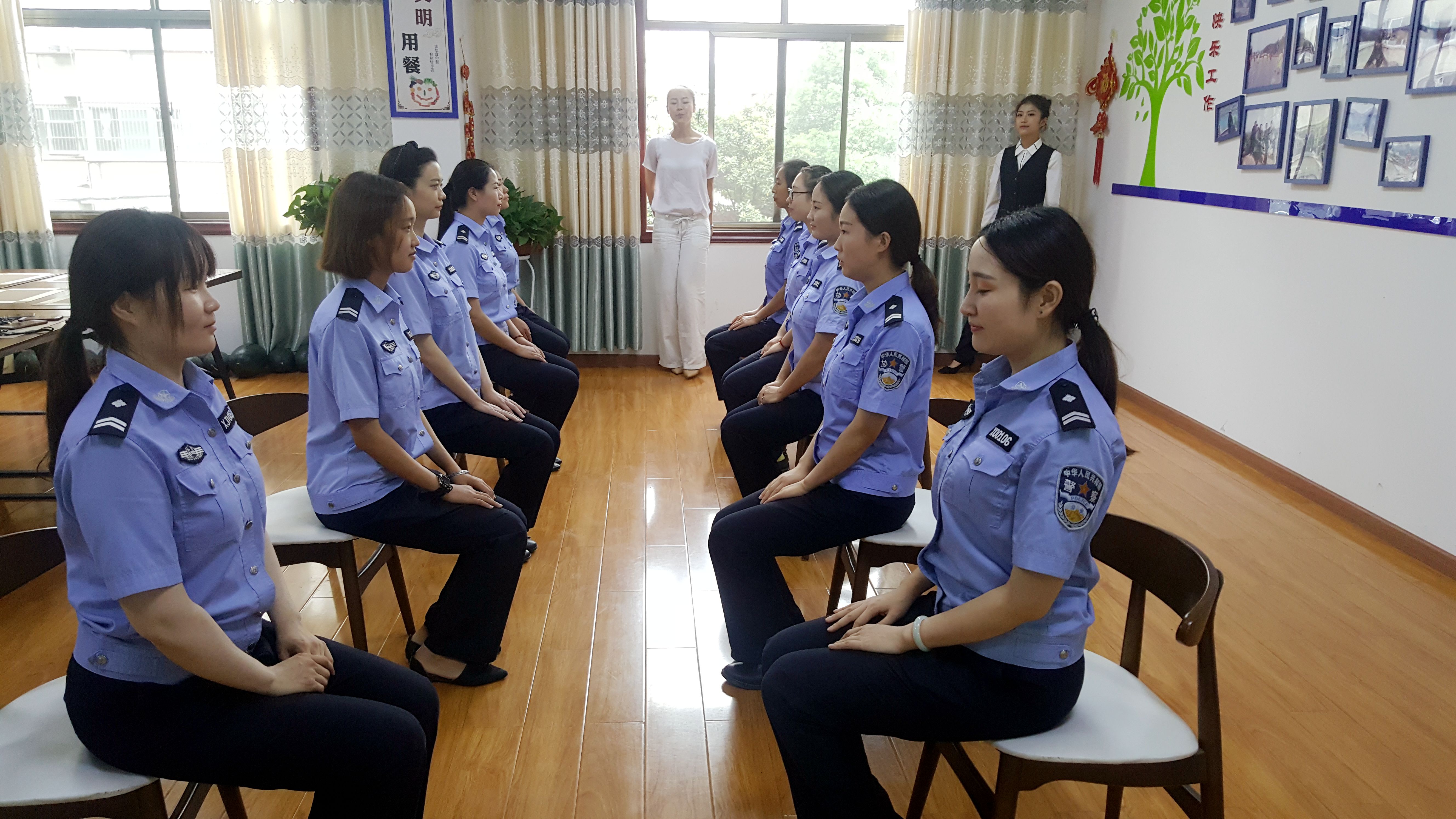 礼仪培训走进警营 志愿服务展女警风采