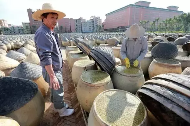 2013年6月,刘团结凭借厦门酱油古法酿造技艺,成为厦门市第四批市级