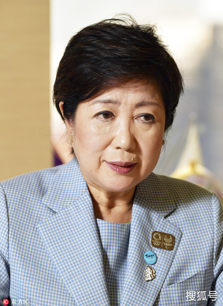 小池百合子接受采访 淡蓝色格纹套装减龄又清新