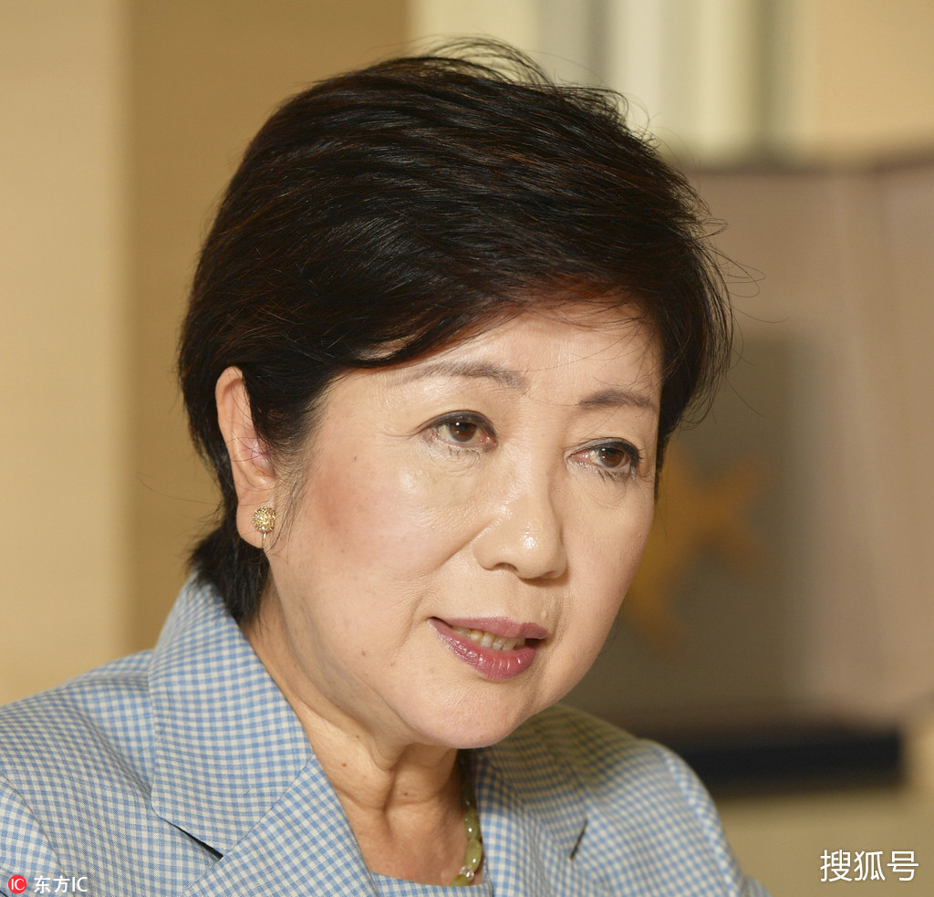 小池百合子接受采访 淡蓝色格纹套装减龄又清新