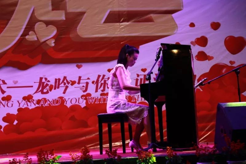 表演:龙吟艺术学校声乐大班 指导教师:谢菲 表演:龙吟艺术学校 钢琴