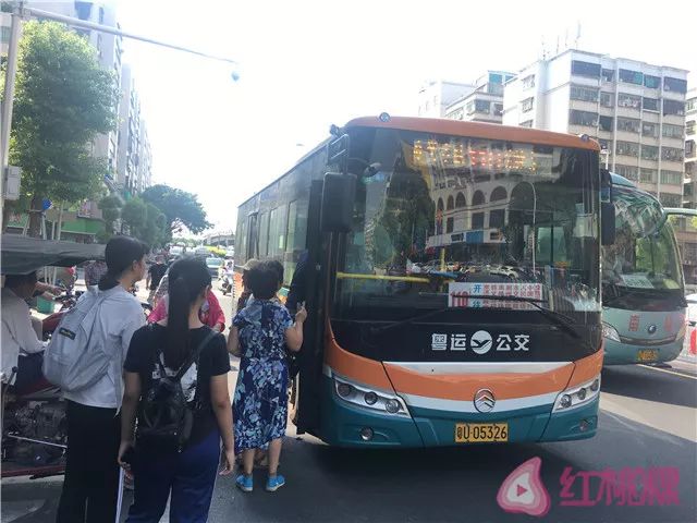 近年来,潮州市陆续投入使用新能源纯电动公交车,取代原先以柴油为能源