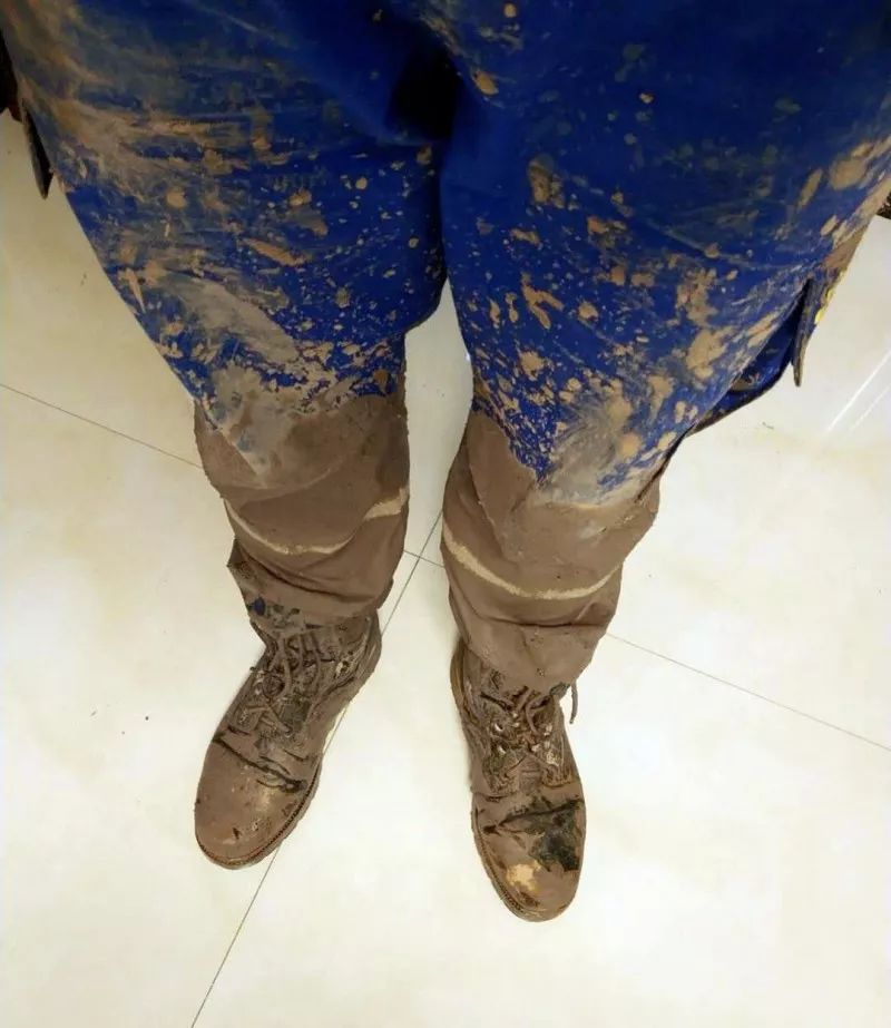 裤子和鞋已裹上厚厚的泥巴