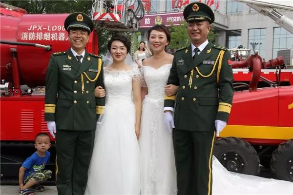 消防兵婚纱照_消防兵图片