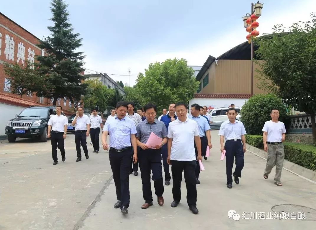 主席李岁明,副县长赵海明,县政协党组副书记,副主席贾让来的陪同下