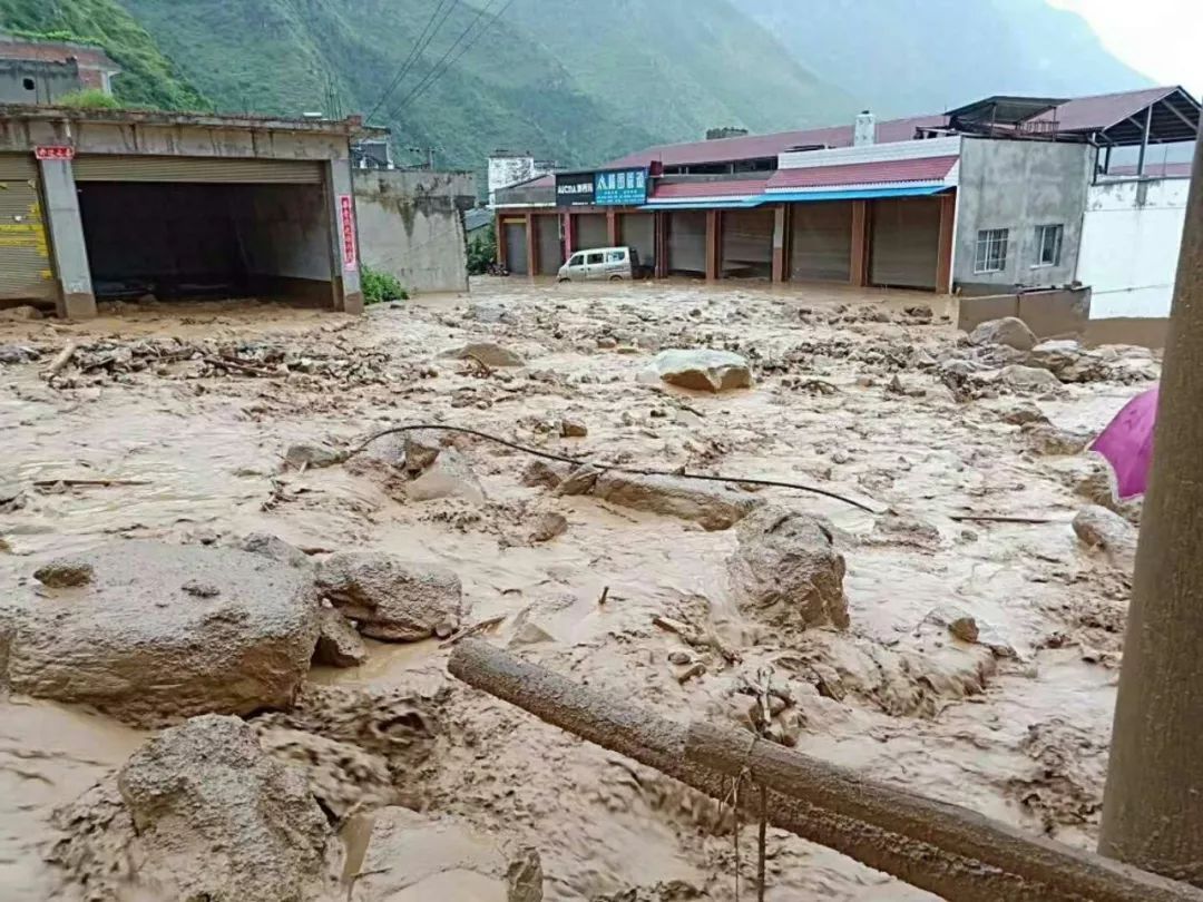 大量淤泥,沙石的堆积体阻断河道,洪水,泥石流漫上河床,冲进多户民房