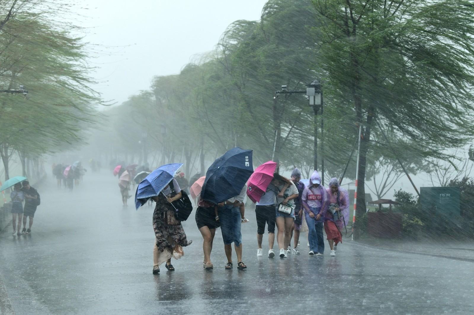 乌云狂风暴雨!台风"云雀"来袭