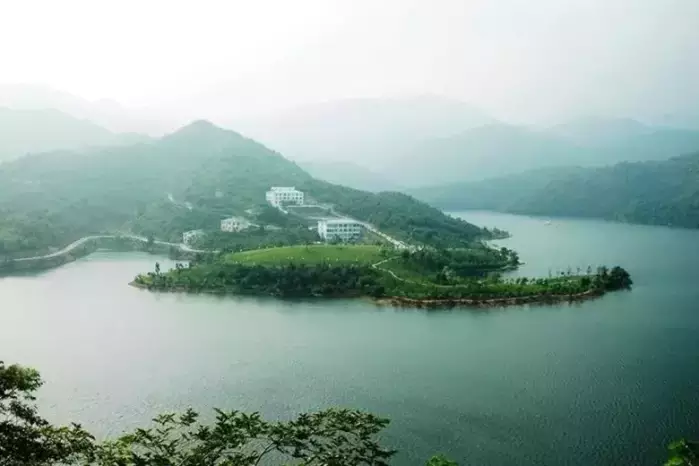 湖心岛景区位于广州增城正果镇,夏秋荷花池,百年榄树园,成片竹园,画舫