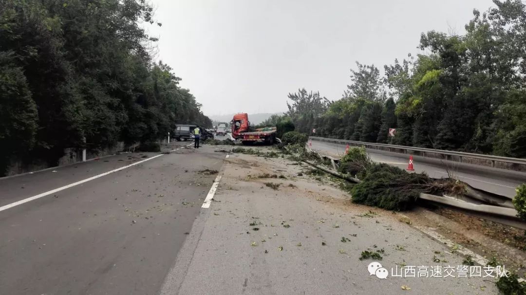 高速山西段发生一起交通事故,致2死1伤