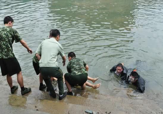 男孩图凉快下水游泳被淹死,大家怀疑水里有东西,抽干水都愣住了