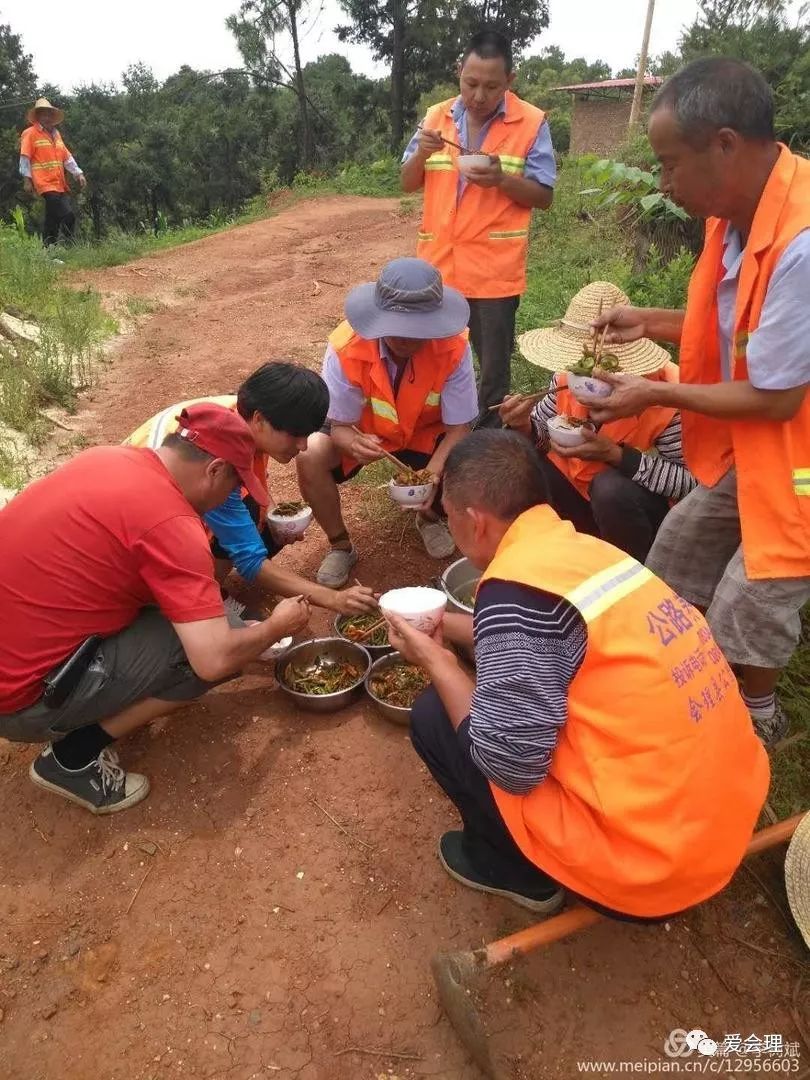 最香的盒饭最咸的汗水致敬养路工人