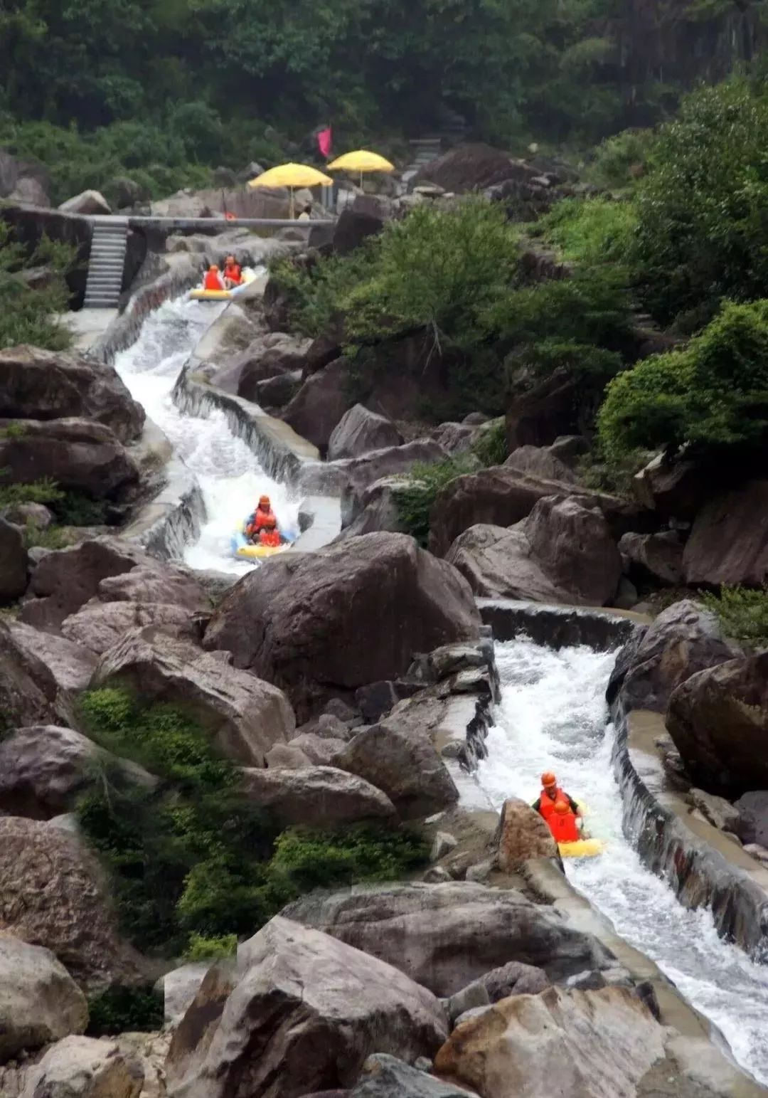 李家坑漂流  李家坑漂流位于海曙章水镇,同在四明山腹地,与四窗岩