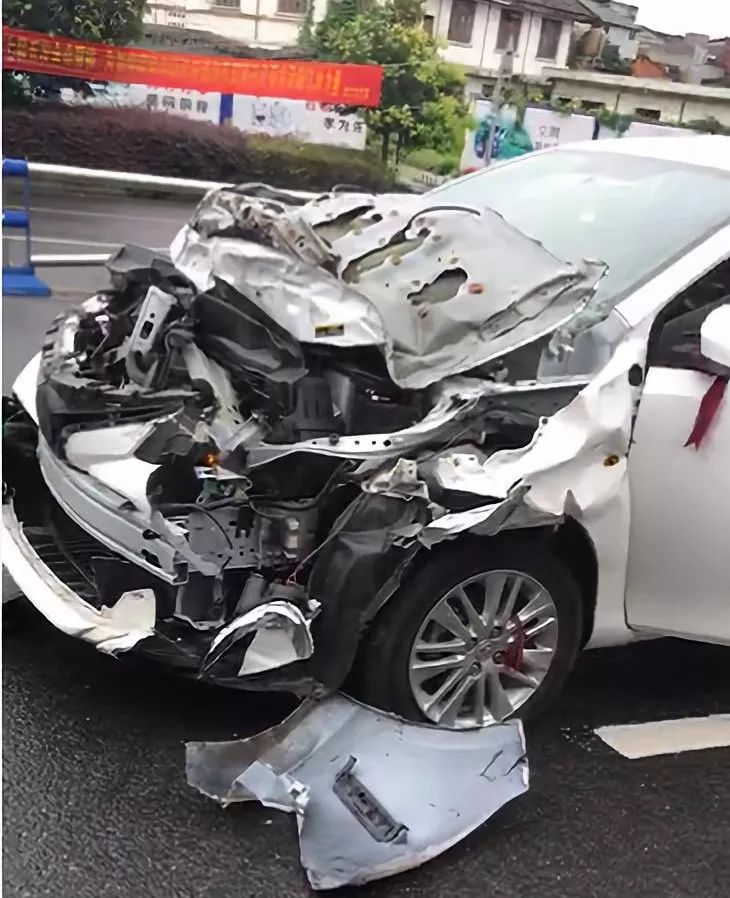 【图说江油】九岭发生一起车祸,一辆崭新丰田被撞得惨