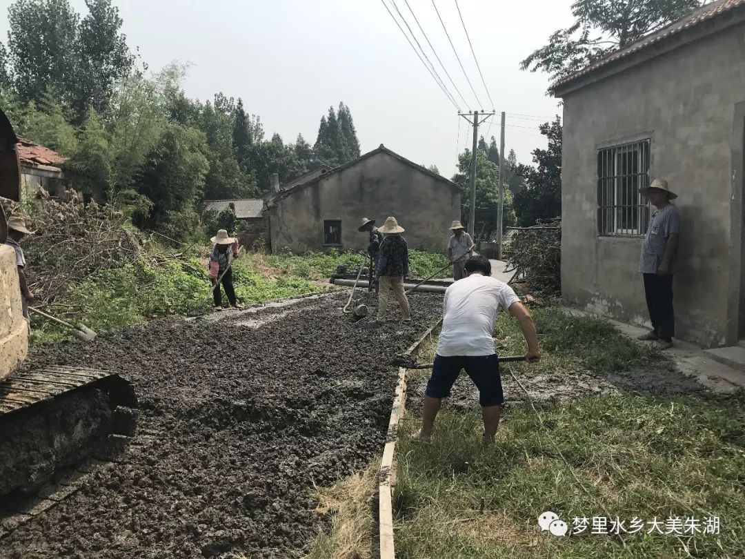 80岁老人脚踩水泥路喊"我要回来!":协和二家家户户走硬路