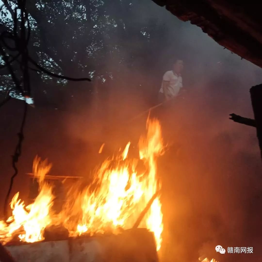 事发赣县大田,一民房燃起熊熊大火!冒雨救火故事多.