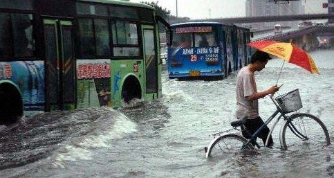 郑州暴雨淹没汽车,两位大爷路边淡定下棋,路人:比扫地僧更高