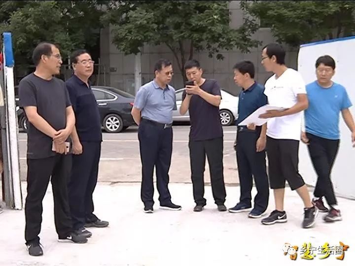 樊洪平在民俗广场和杨笃广场项目建设现场调研