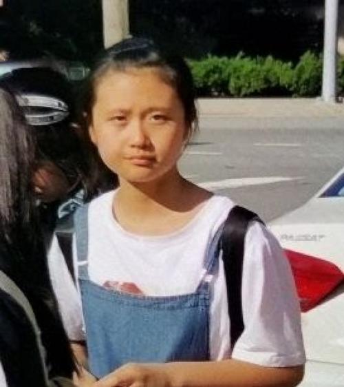 12歲女孩風(fēng)衣_12歲中國女孩隨團旅游陌生女性為其更衣疑遭綁架