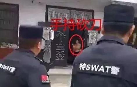 详情见周口晚报 来源:周口晚报 鹿邑男子持砍刀对峙民警暴力抗法 7月