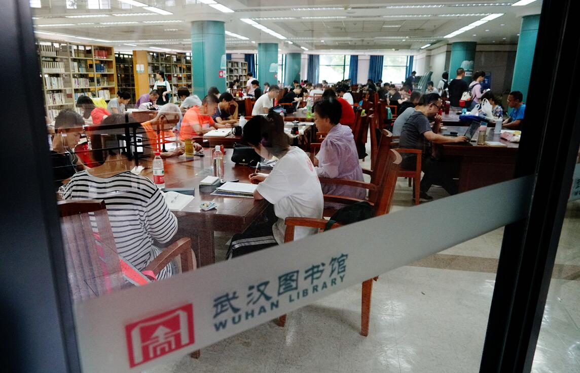 持续高温天气武汉图书馆人气爆棚 日接待1.8万人次