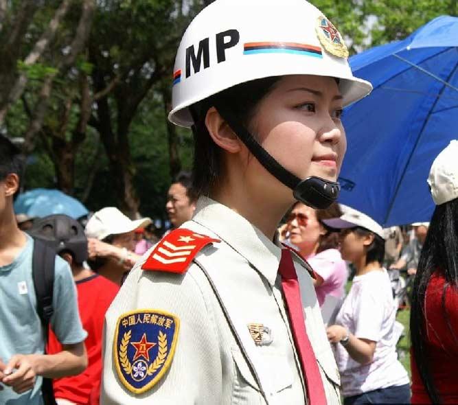 香港街头女宪兵执勤,戴有mp字样的白头盔纠察在军人眼里代表军威