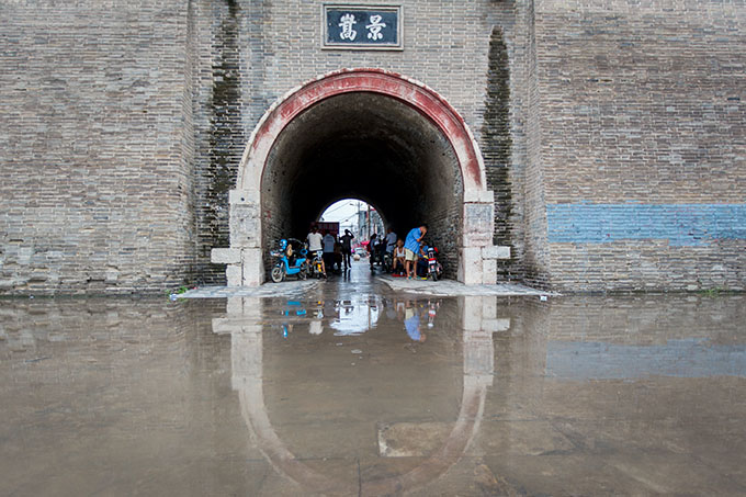 河北磁县上午突降暴雨大街积水行人骑车翘腿避雨水