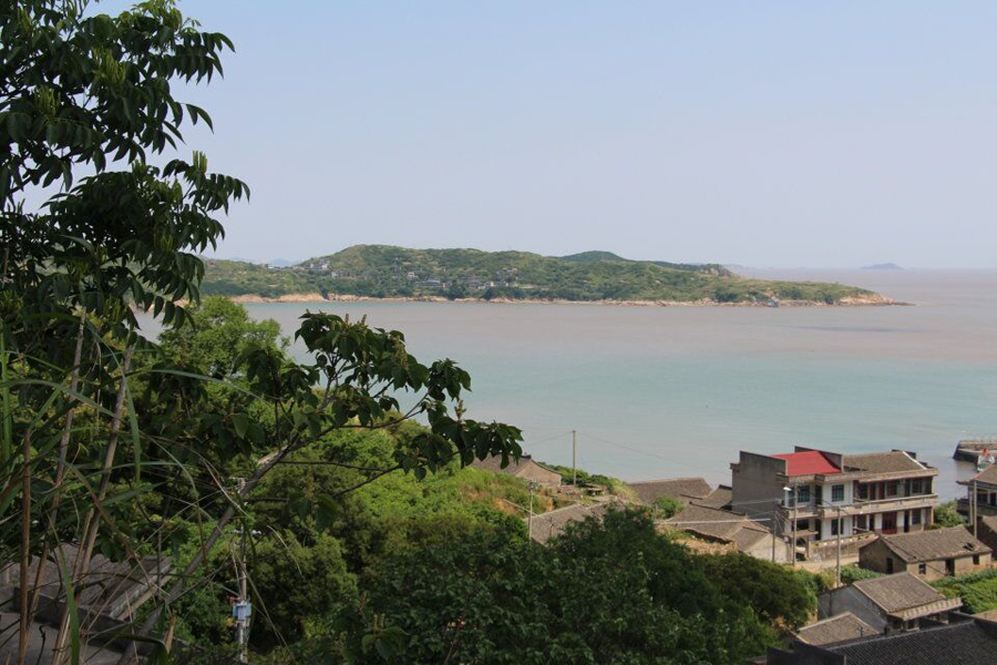 凉峙风情渔村座落于衢山岛风景旅游景区,离沙龙海滨浴场4千米,现有