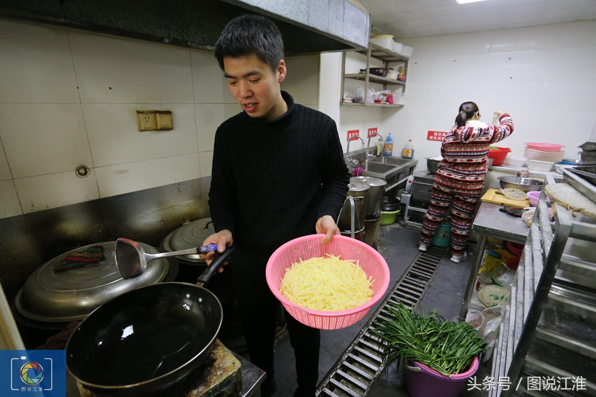 养父残疾,90后小两口打工开饭店还债十几万,还原两套房日子幸福