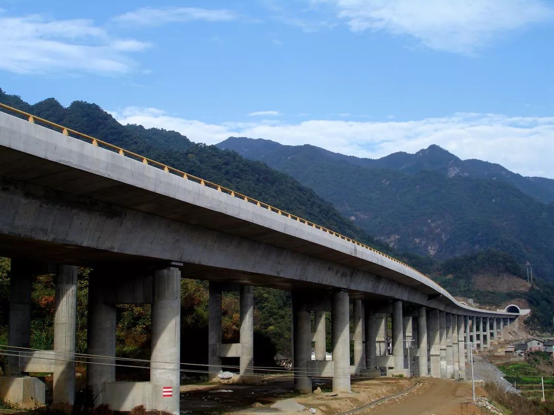 1公里,是安徽省穿越大别山腹地的第一条高速公路.