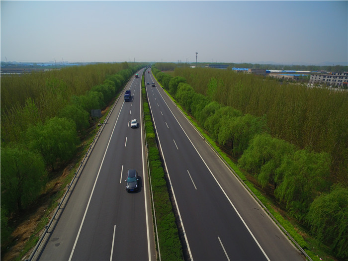 得益于京沪高速公路的辐射带动效应,临沂成为国家级交通运输枢纽"