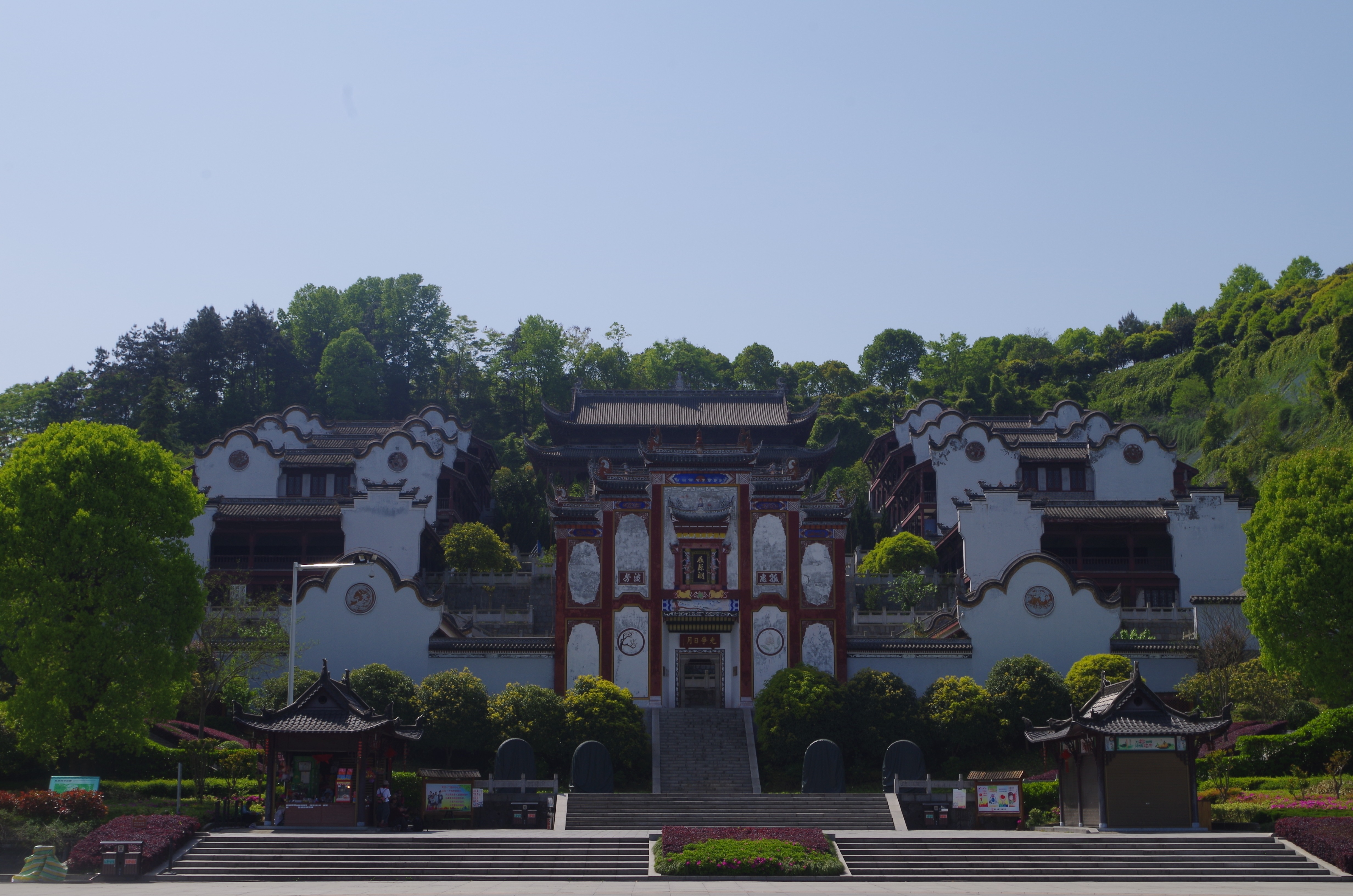 高峡平湖美景尽收眼底,新建的屈原祠位于凤凰山的山梁上,面向东南,与