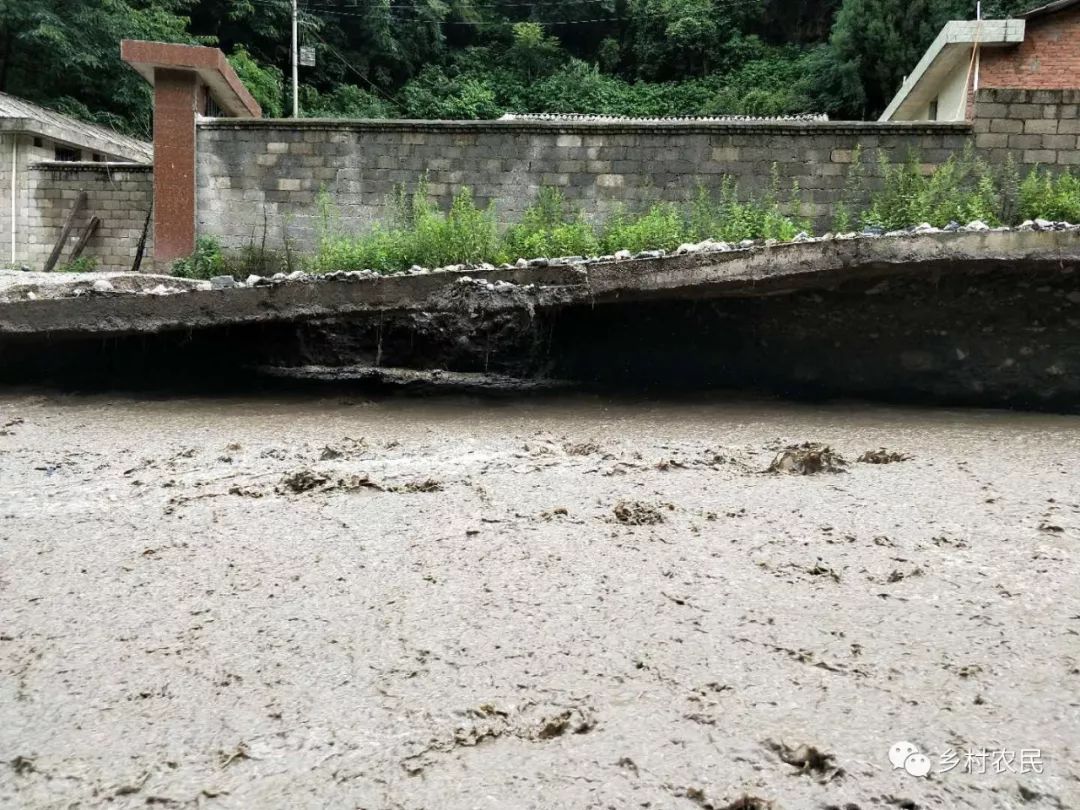 驾车连日以来的暴雨导致山体泥沙俱下