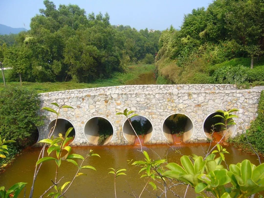 快速的建造工期和低廉的建造成本,让很多球场直接采用水泥管作为桥孔