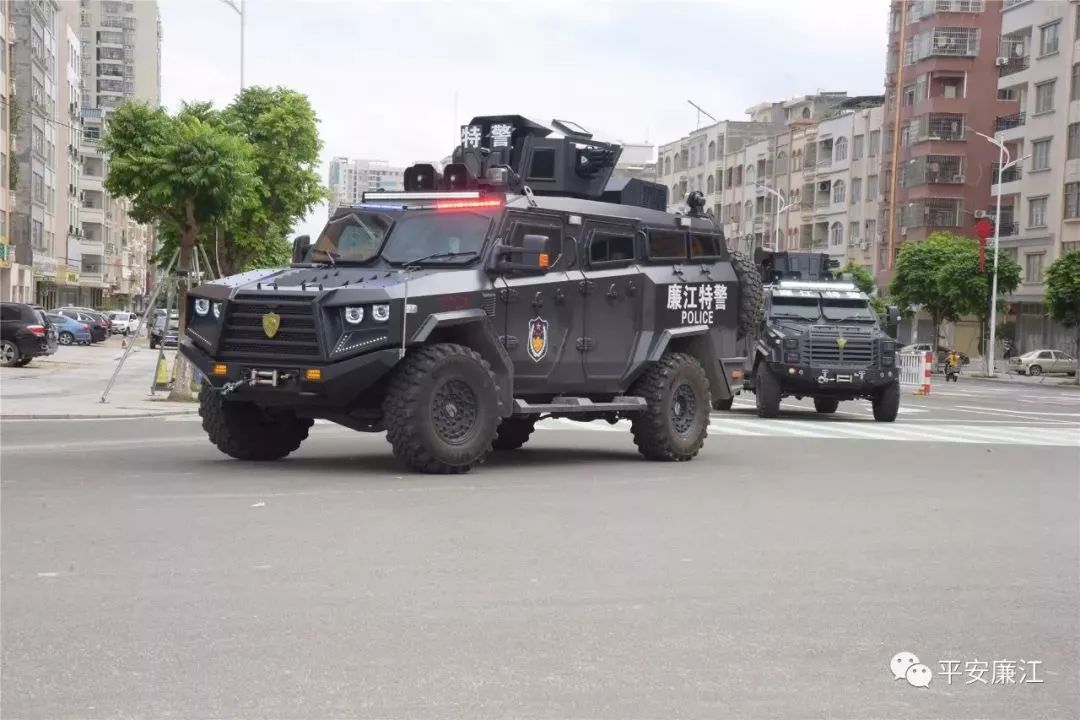 "剑齿虎"防暴装甲车是中国警方专用防爆车,由福特f550改装而成,采用v