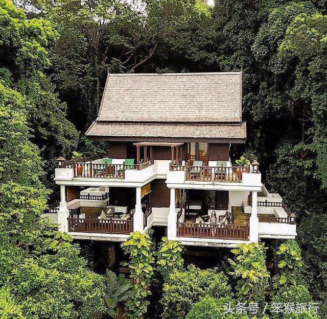 位于山间的山坡别墅(hill villa),掩映在热带雨林中,可从高处眺望花园