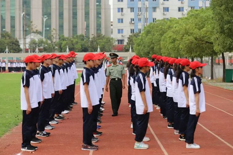 英姿飒爽丨洪泽湖高级中学高一新生军事夏令营开营!